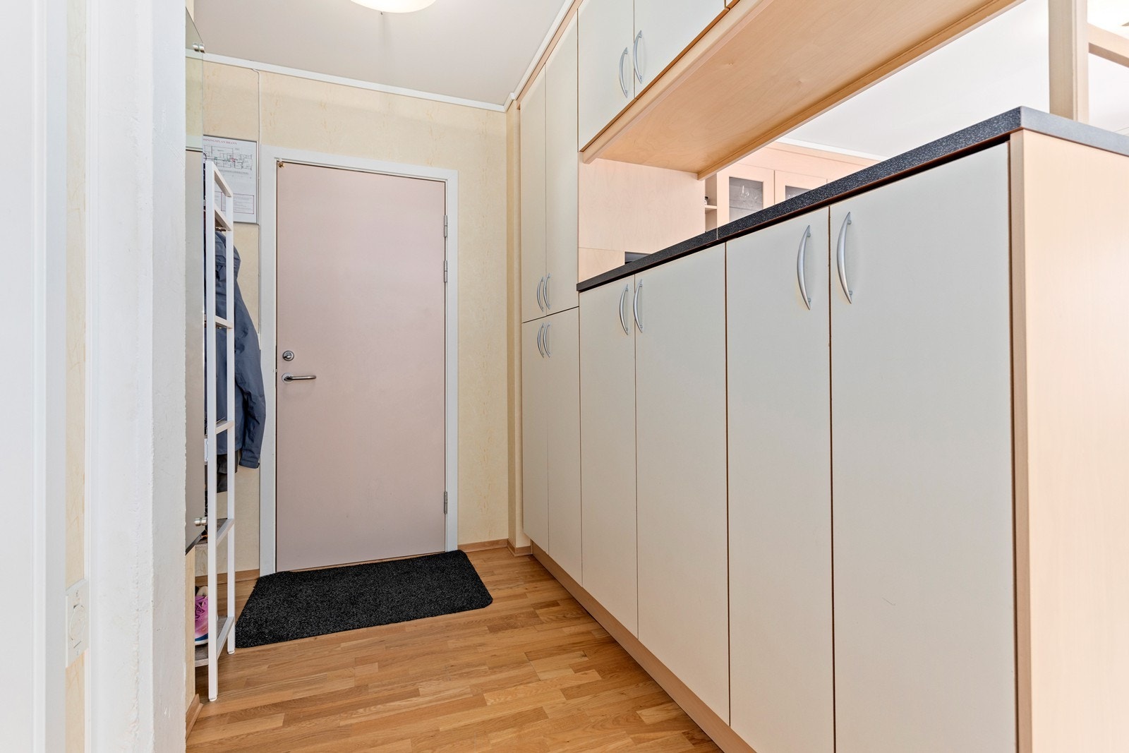 Entré med praktisk oppbevaringsløysing som gir verdifull skapplass. Galleribilde