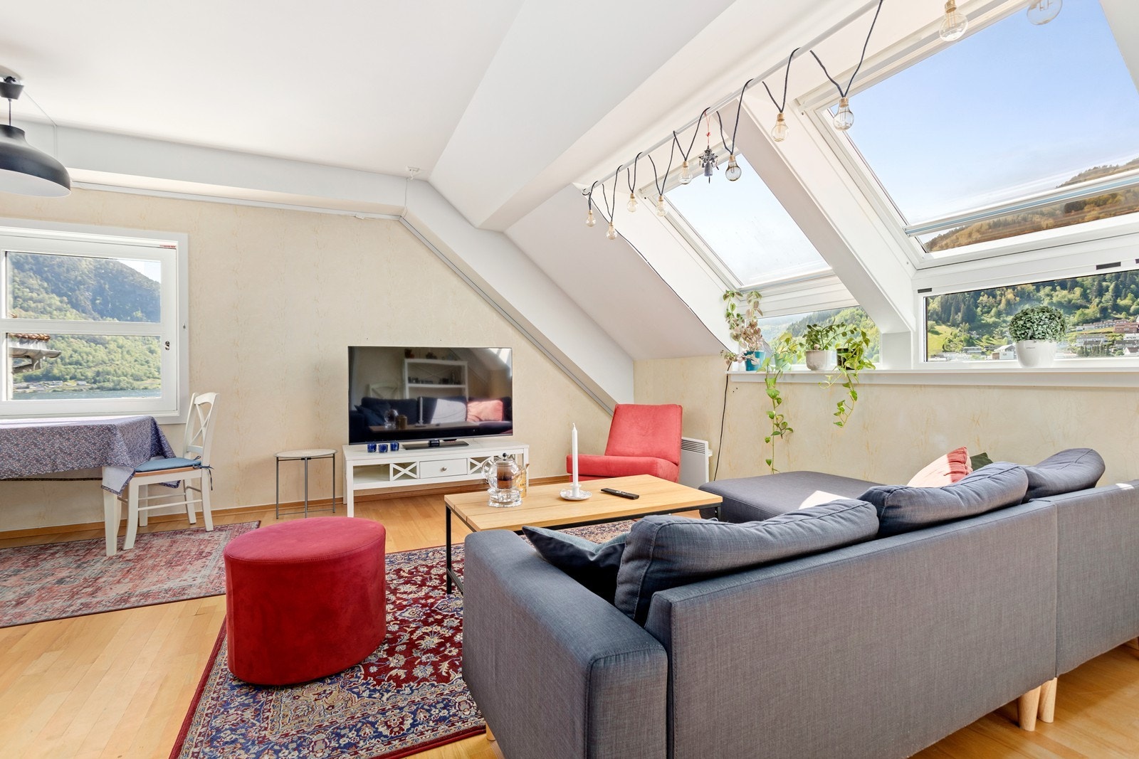 Leilegheita ligg i byggets toppetasje med enkel tilkomst til felles takterrasse med panoramautsikt. Vidare er det vindauge mot park og fjord samt ingen naboar vegg i vegg. Galleribilde