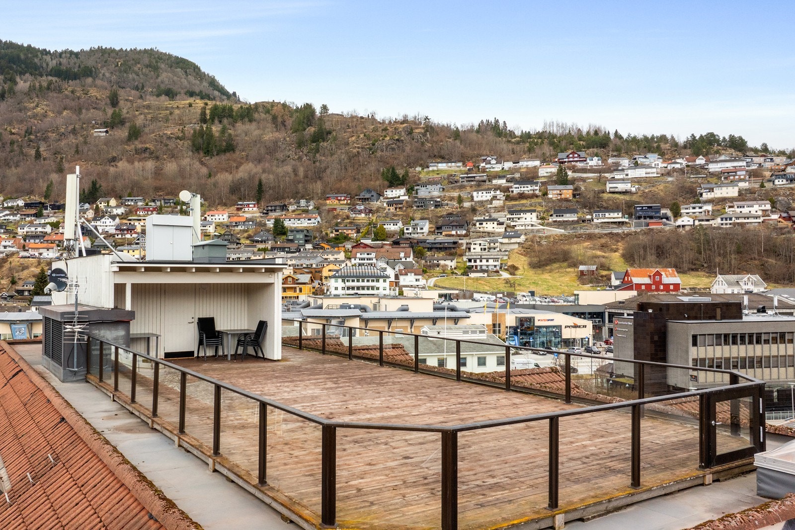 Takterrassen på ca. 100 m² er under renovering i regi av sameige. Galleribilde