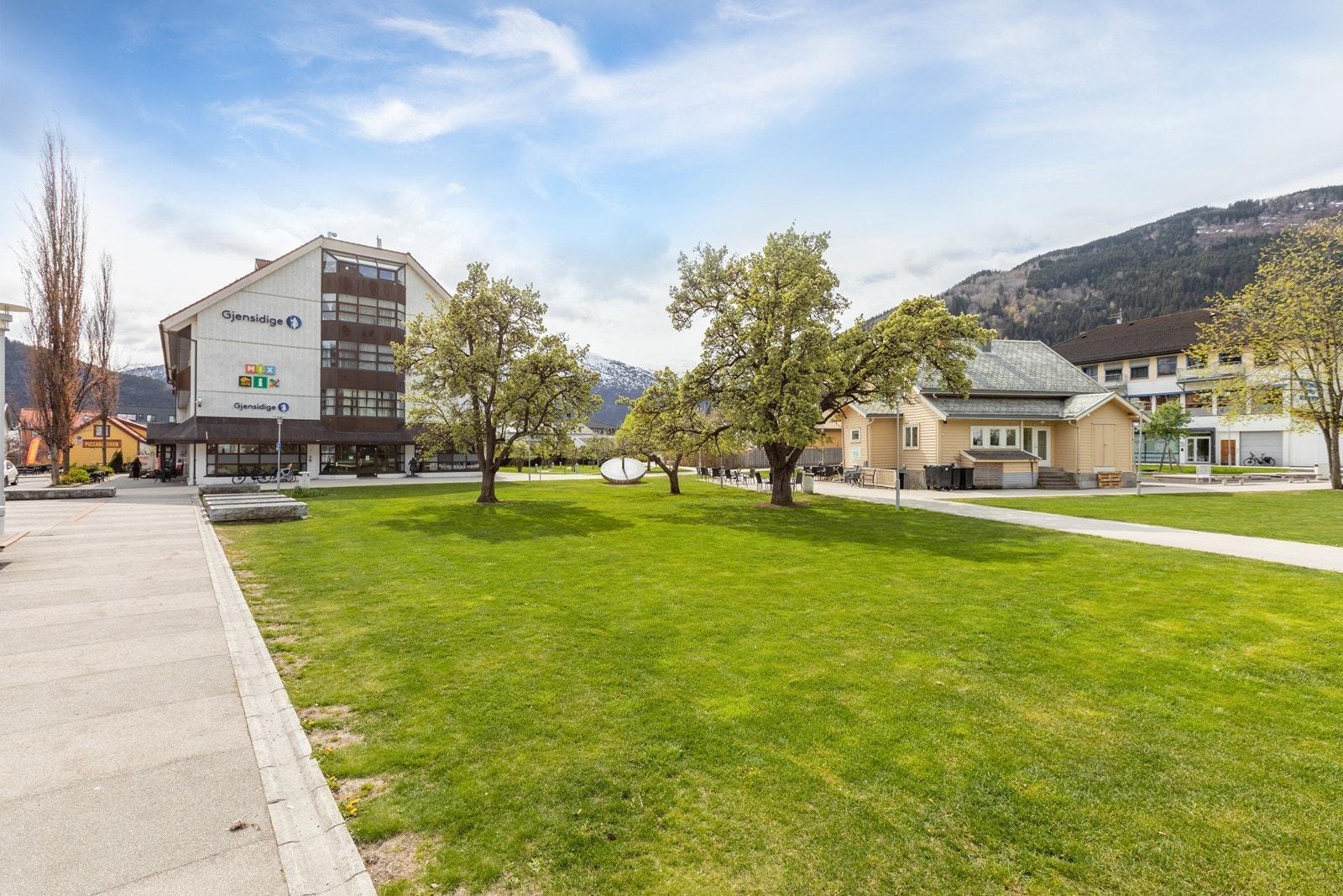 Frå leilegheita er det gangavstand til høgskulen og Fosshaugane campus, samt butikkar og offentleg kontor. Galleribilde