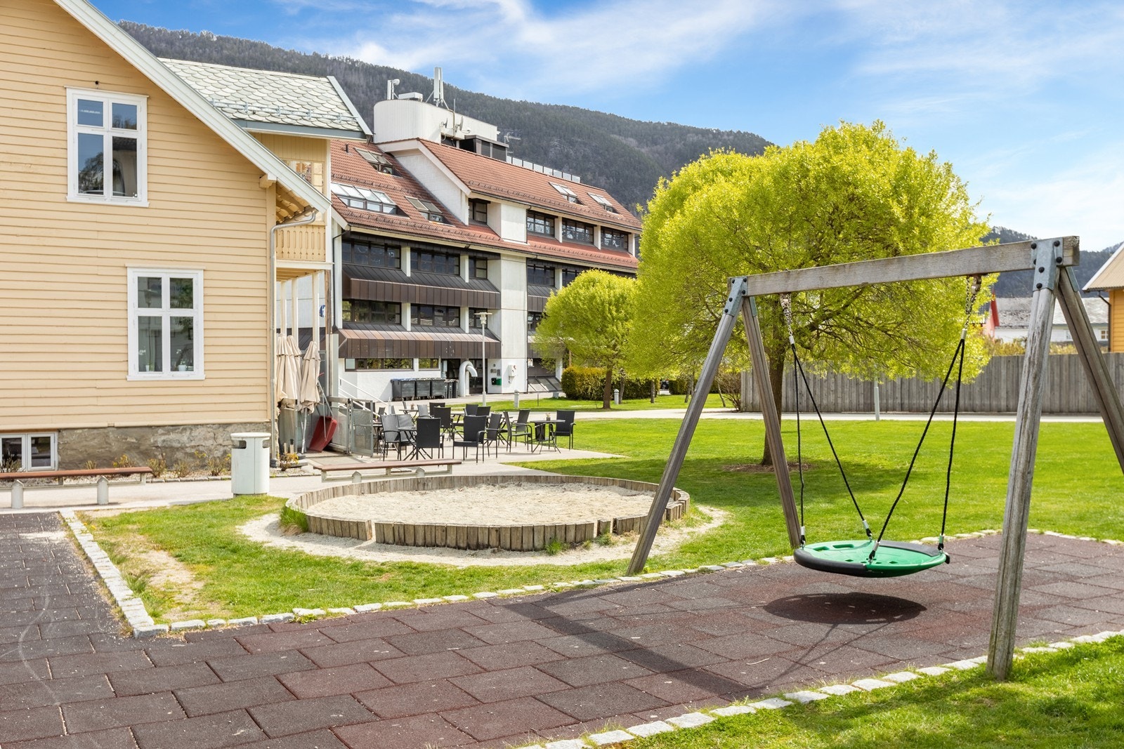 Den nyoppstarta kaféen "Det gule huset" byr på nybrent lokal kaffi og heimelaga bakst. Galleribilde