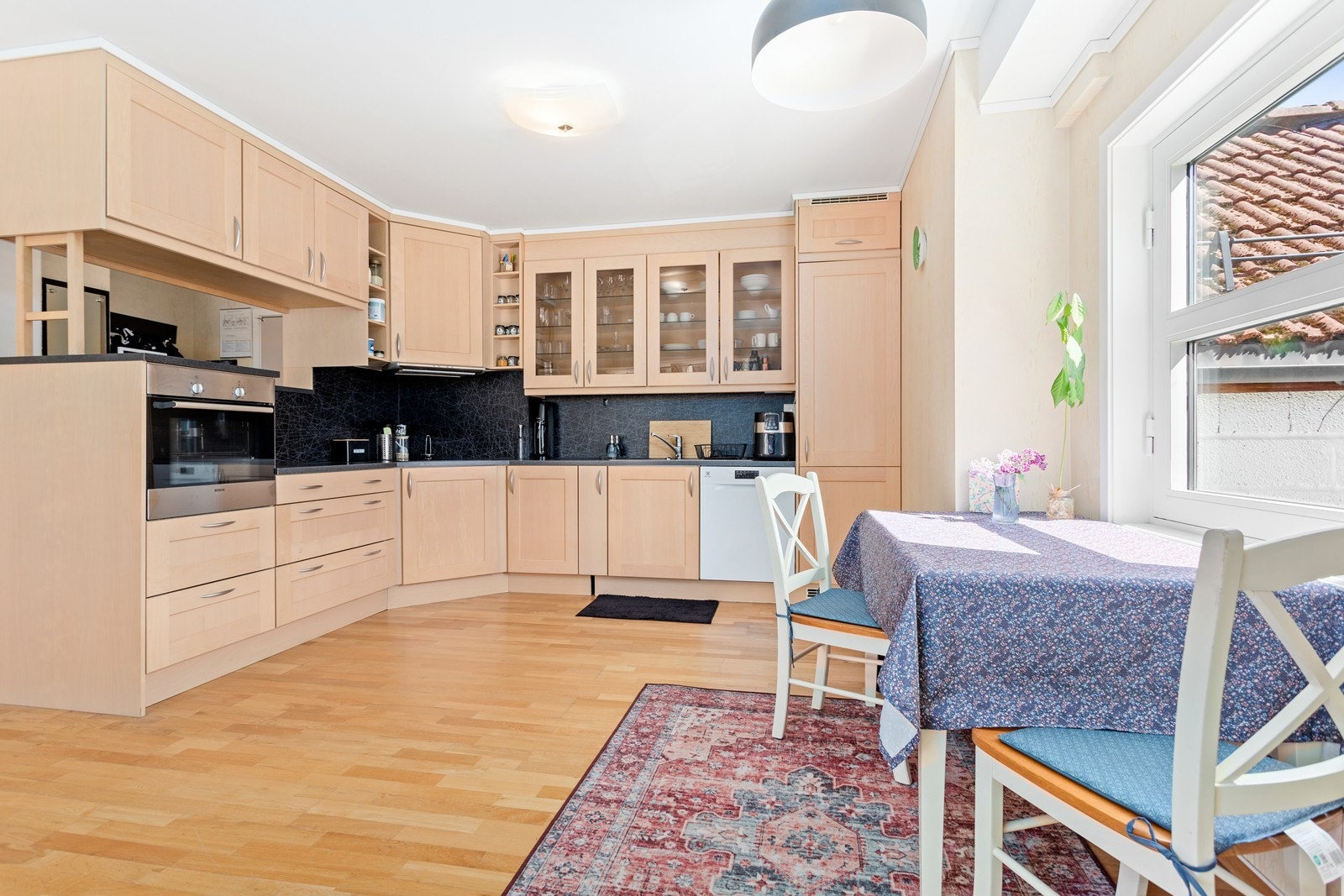 Svært praktisk og arealeffektiv kjøkkeinnreiing som gir godt med skap- og benkeplass. Galleribilde