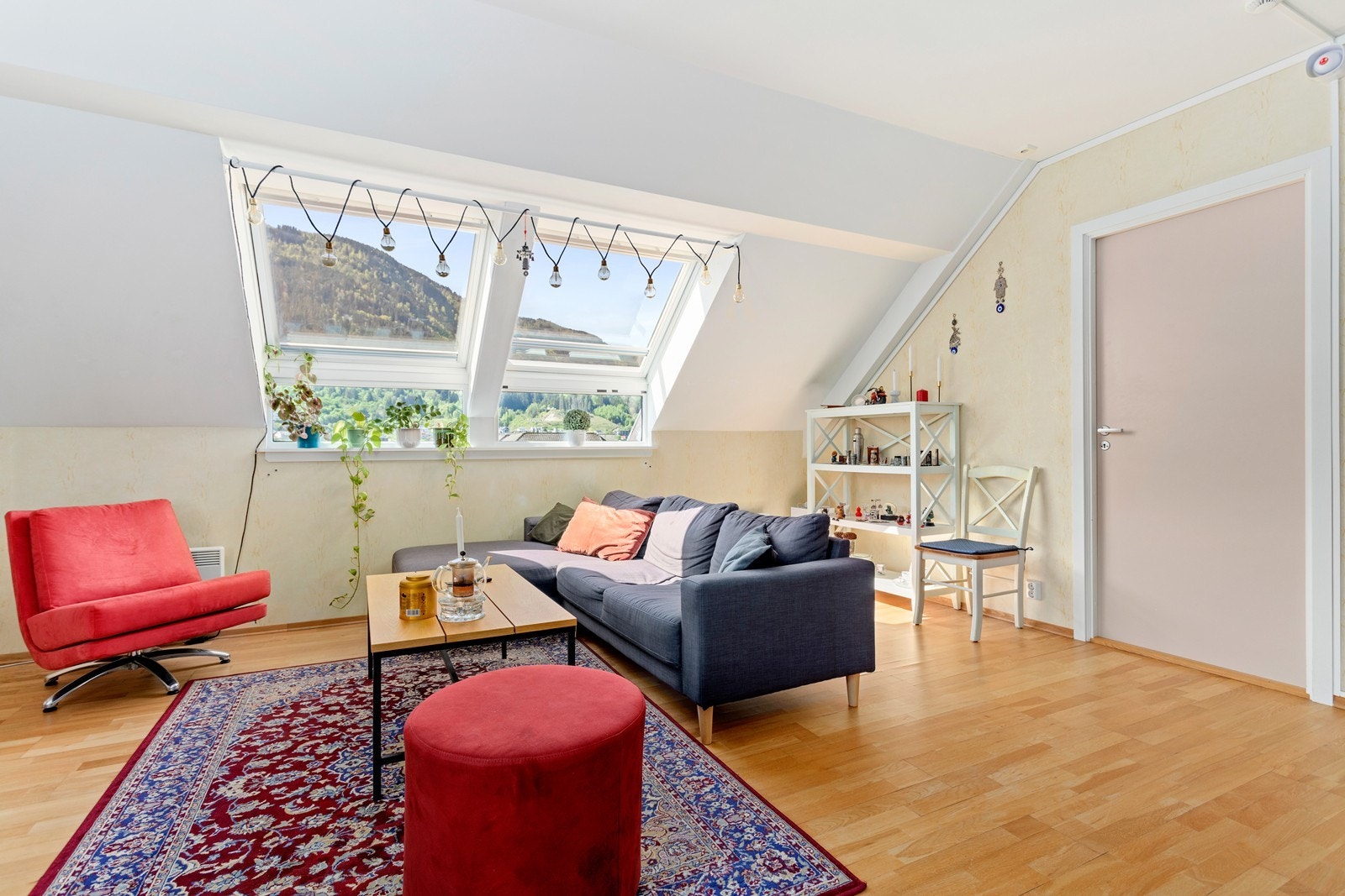 Ei lys og luftig leilegheit med gode vindaugsflater som gir eit godt lysinnslipp. Galleribilde