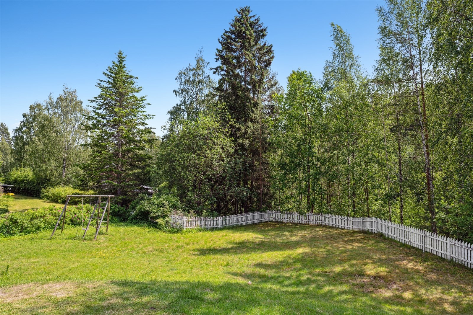 Lekeapparater og trampoline får god plass her. Eller hva med din egen lille fotballbane? Galleribilde