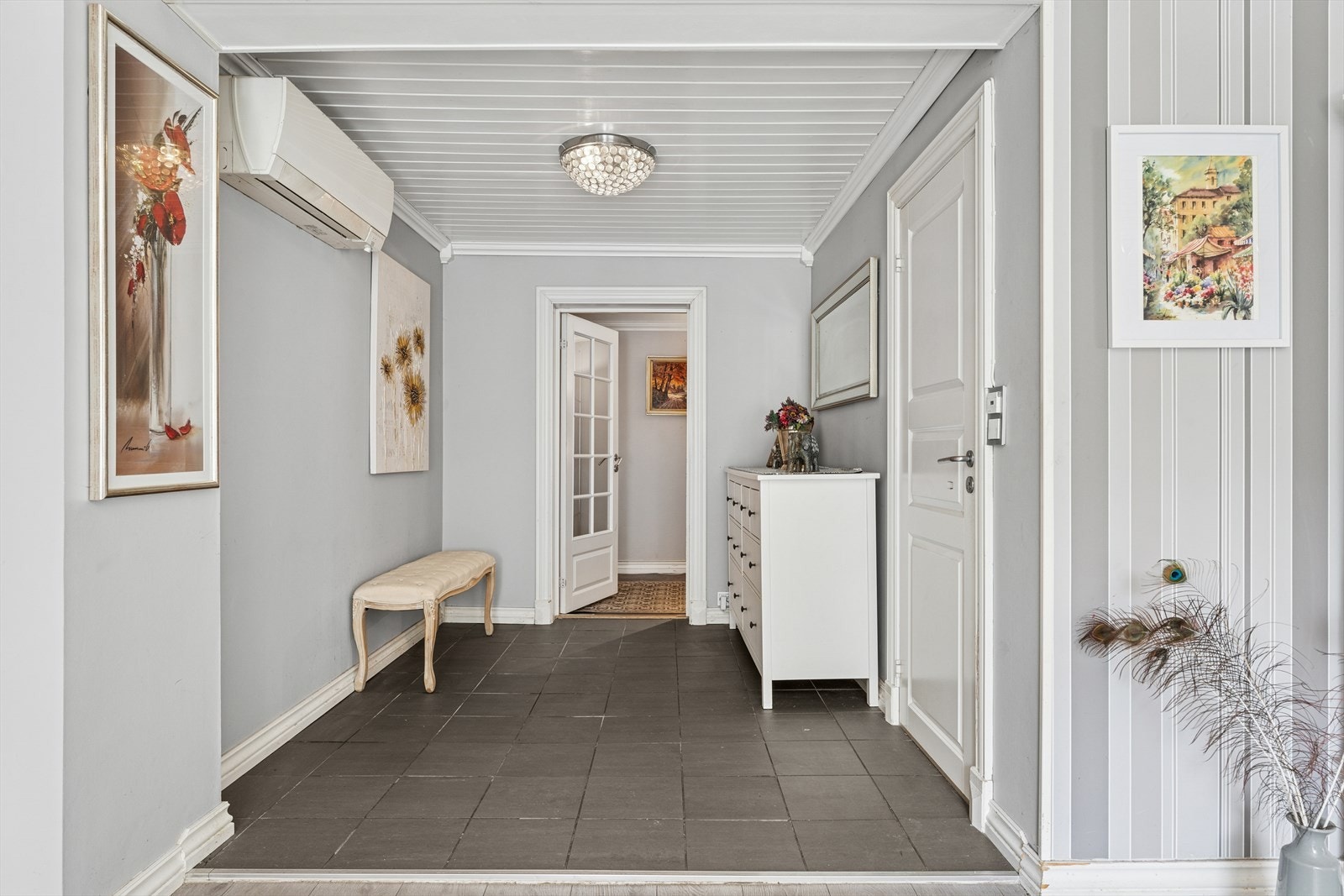 Åpen løsning mellom gang og stue gir romfølelse. Plass til ekstra garderobe. Varmepumpe gir behagelig inneklima året rundt. Galleribilde