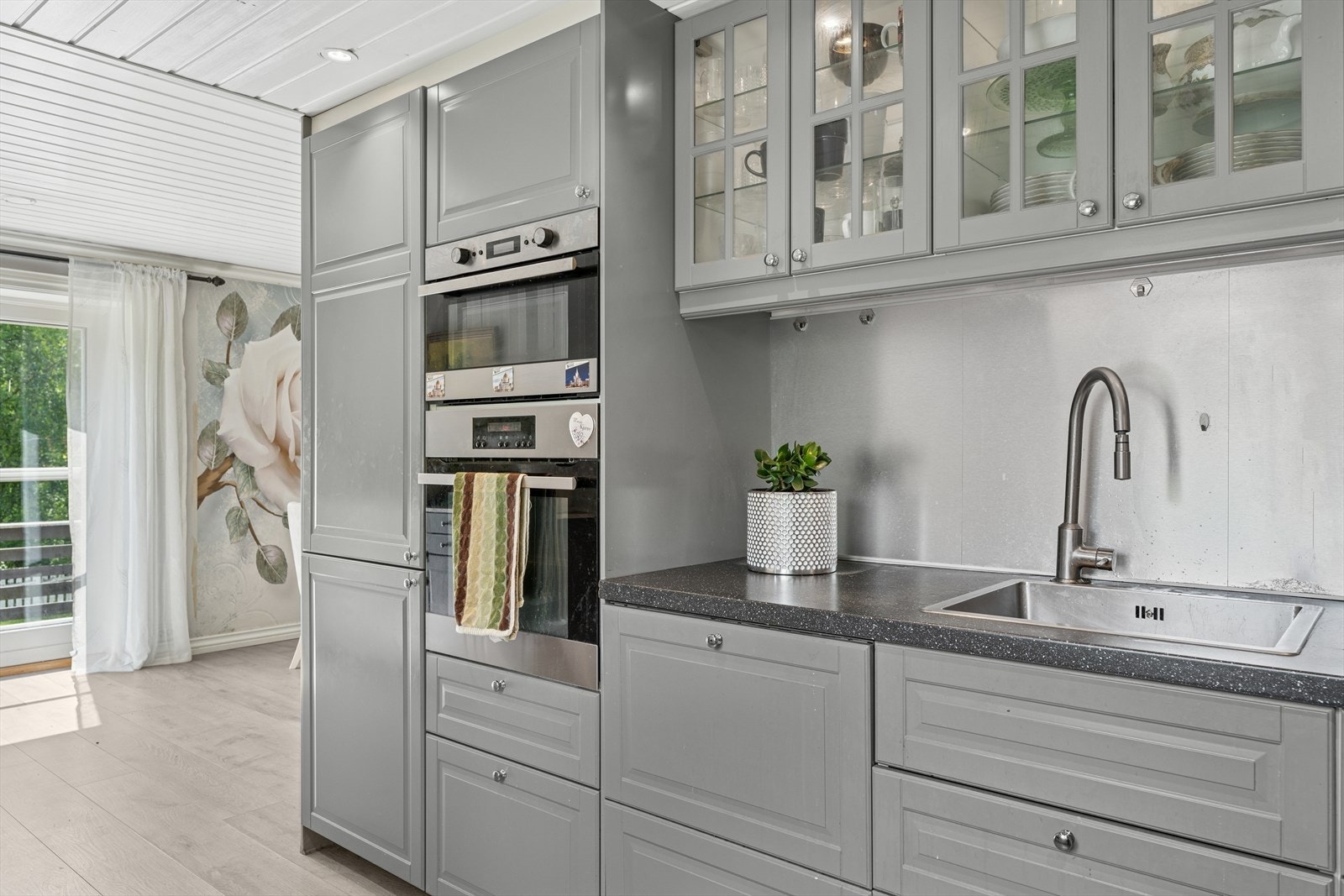 Kjøkkenet er stilrent og moderne. Galleribilde