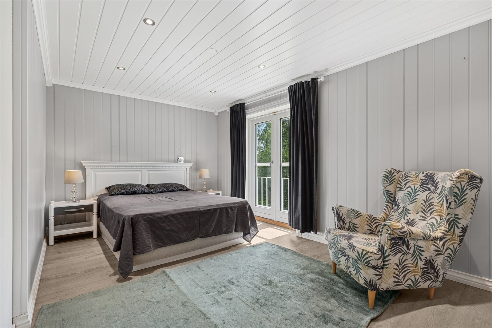 Svært romslig hovedsoverom med god plass for dobbeltseng og nattbord... Galleribilde