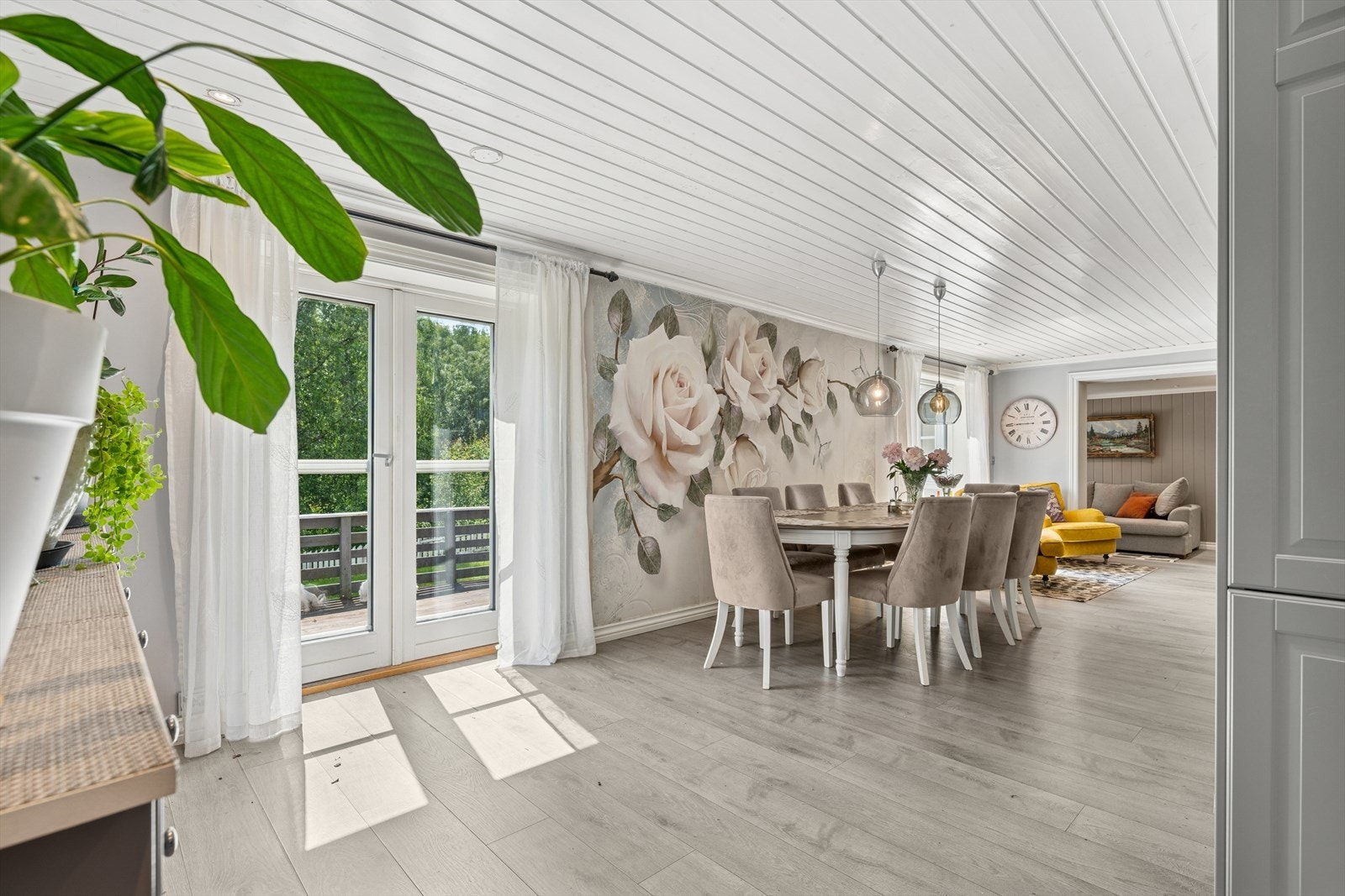 Fra stuen er det videre utgang til en stor terrasse og hage. Galleribilde