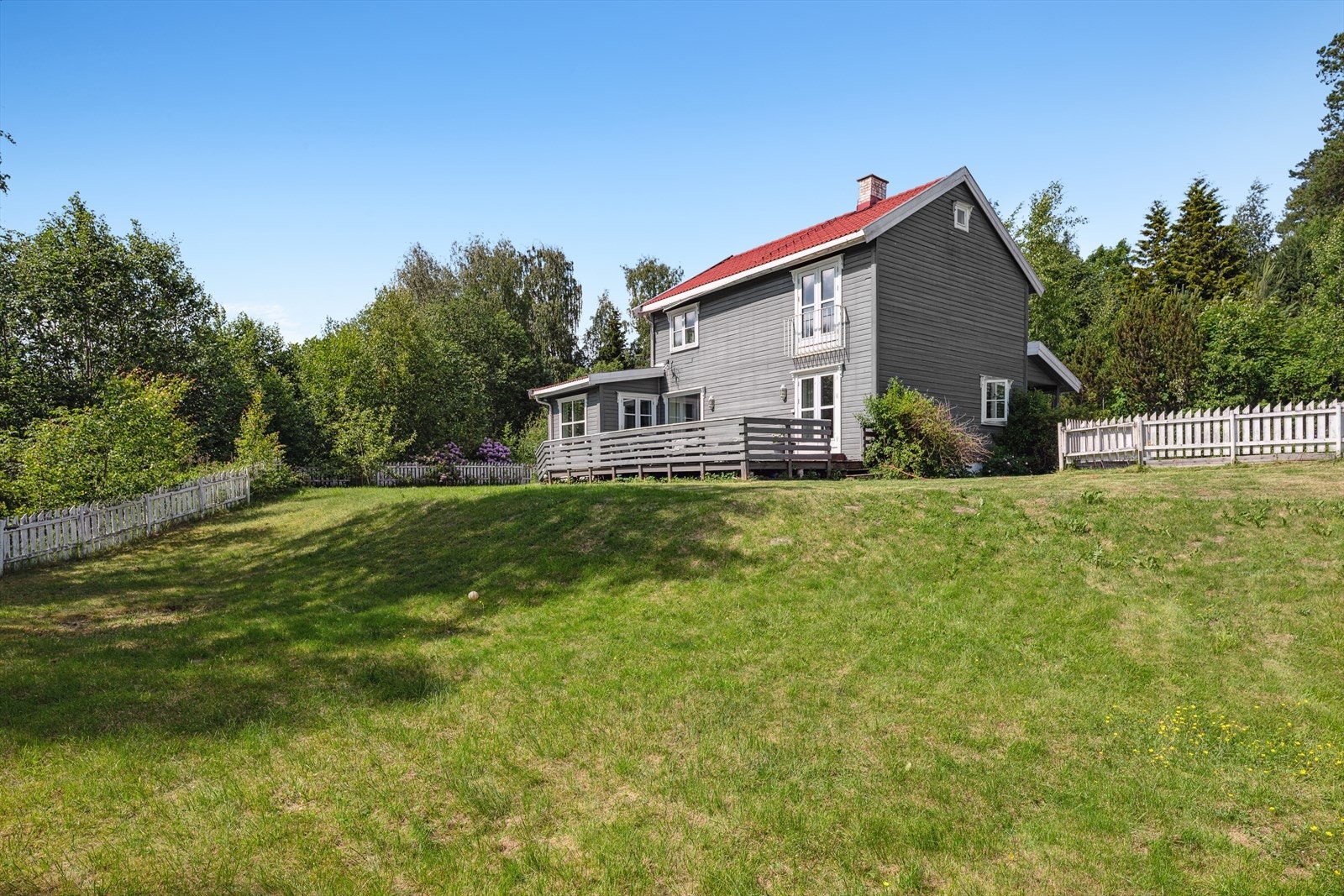 Stor og romslig hage, 2 323,4m2, med boltreplass for både store, små og firbeinte. Nyt lange soldager med lek og barnelatter. Galleribilde