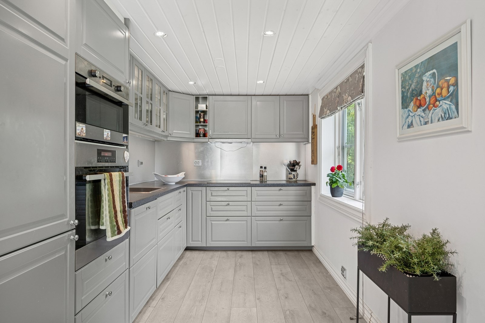 Integrerte hvitevarer som stekeovn, platetopp, micro, oppvaskmaskin og kjøl/frys. Et kjøkken som innbyr til herlige smaksopplevelser. Galleribilde