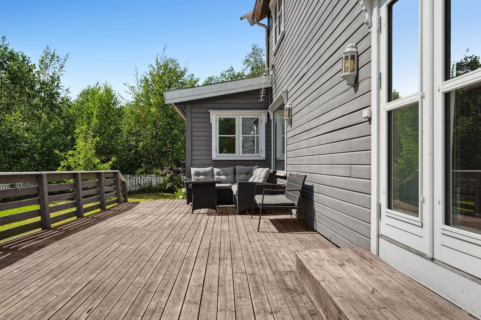 Her er det rikelig med plass for utemøblement, grill og annet en måtte ønske. Galleribilde