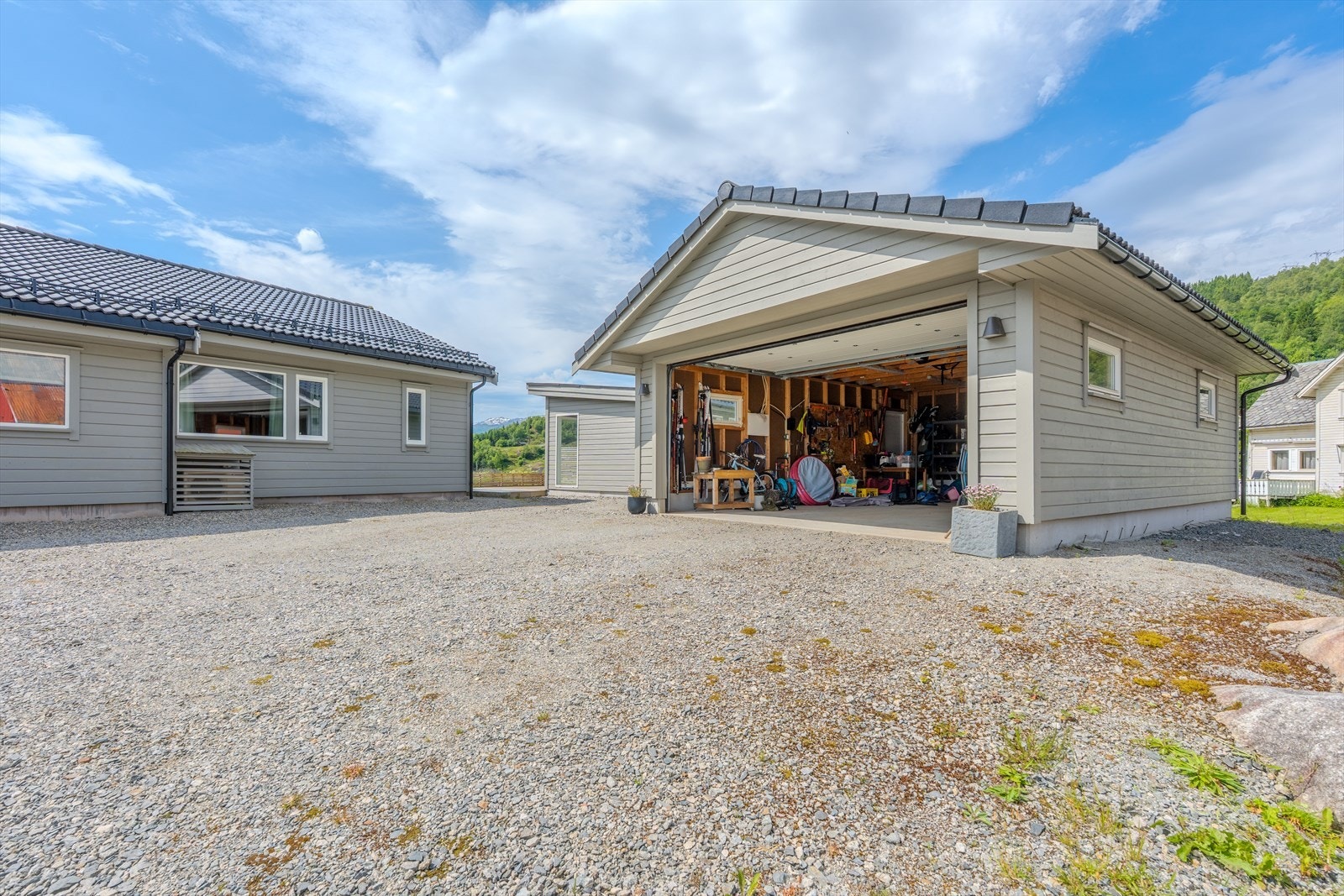 Garasje 46 kvm med elektrisk port Galleribilde