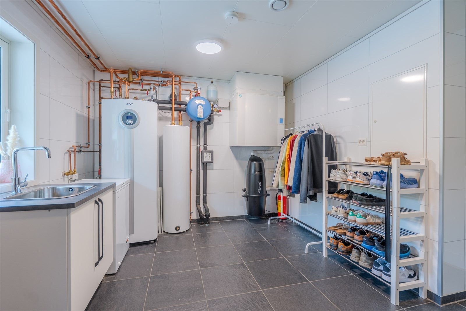Teknisk opplegg med vannbåren varme, balansert ventilasjon og sentralstøvsuger Galleribilde