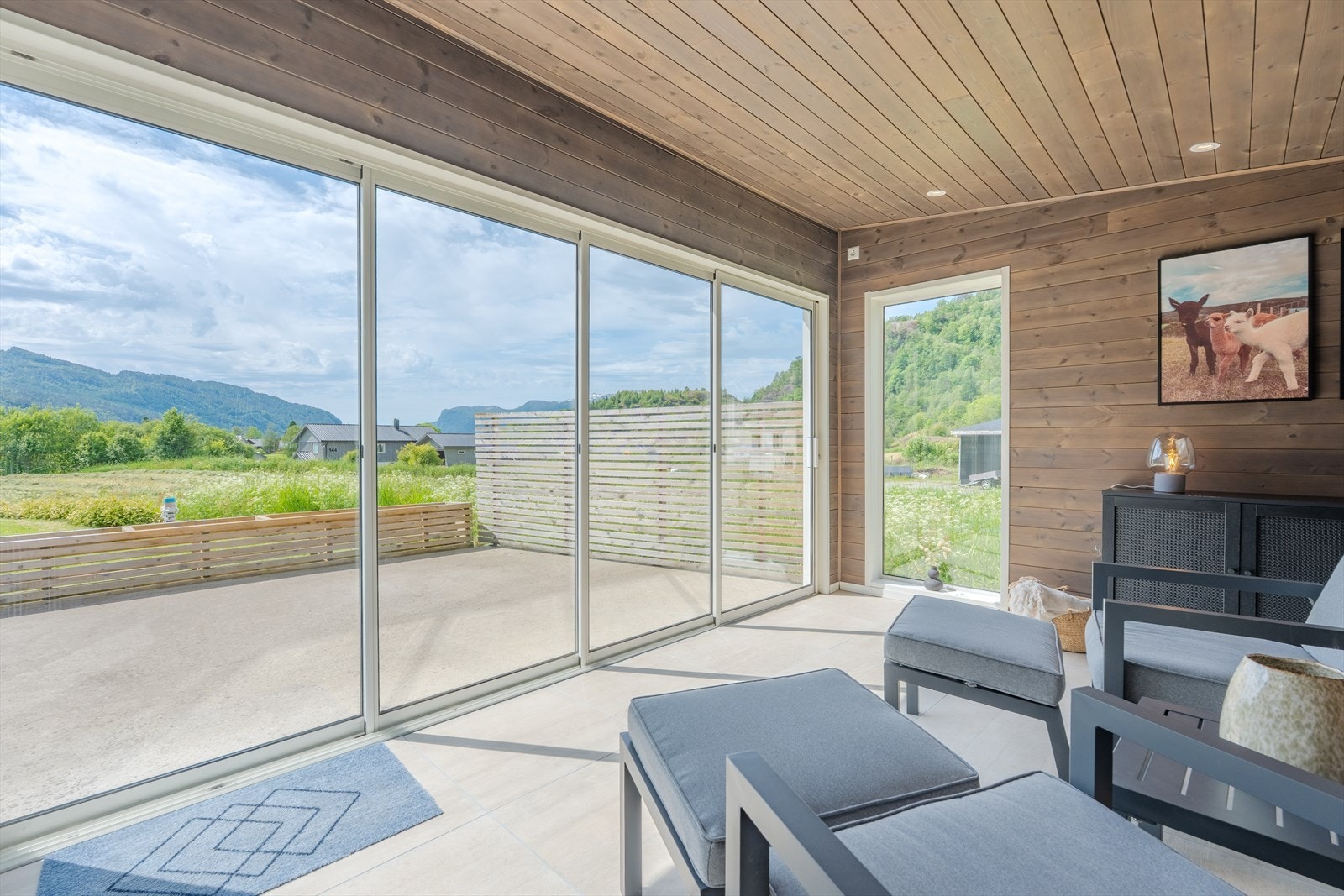 Svært kjekk utestue - isolert og varmekabler i gulv. Galleribilde