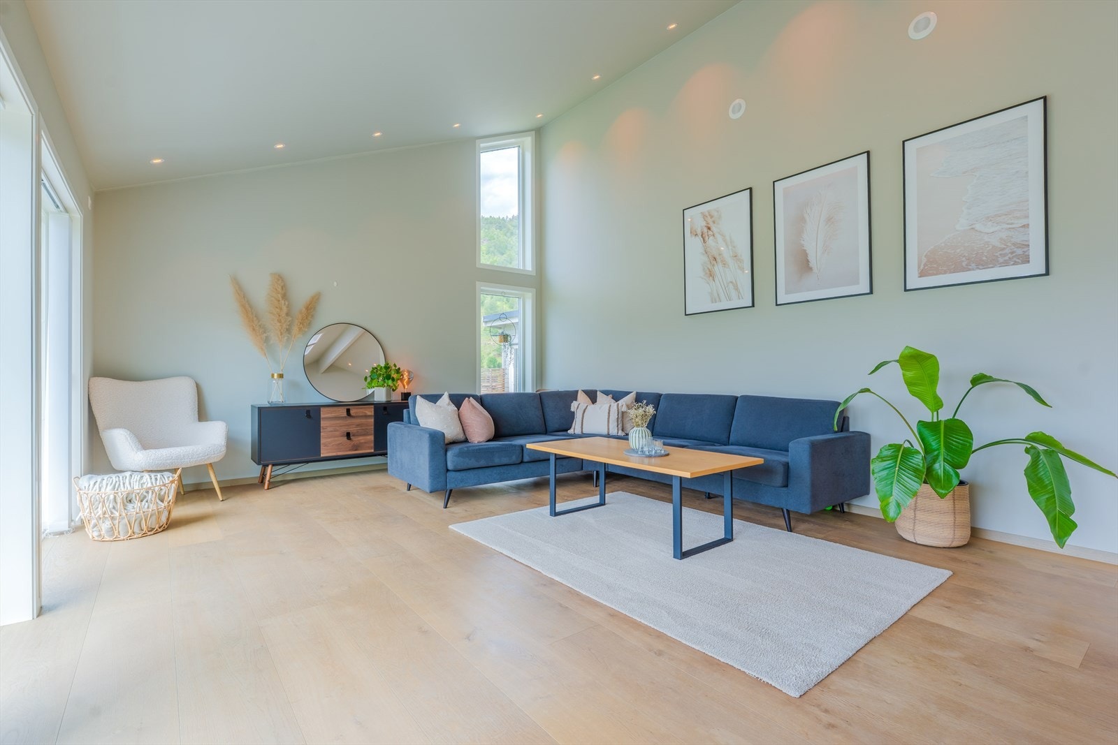 Stue med ekstra takhøyde - god romfølelse Galleribilde