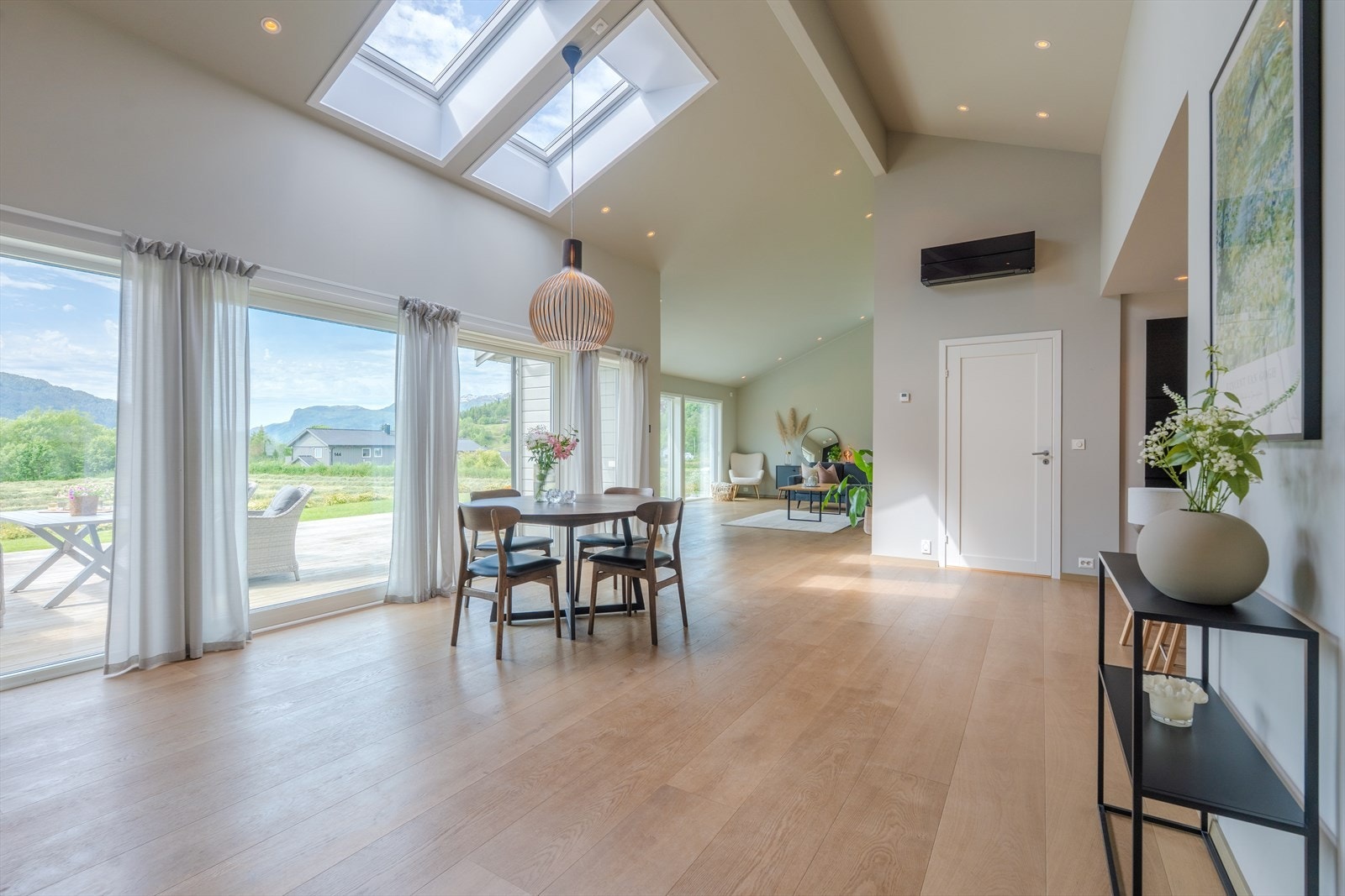 Romslig stue med ekstra takhøyde Galleribilde