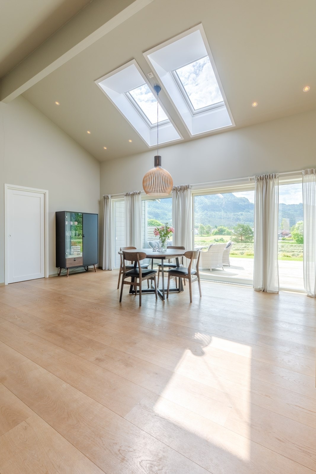 Romslig stue med ekstra takhøyde - takvinduer som kan fjernstyres/åpnes Galleribilde