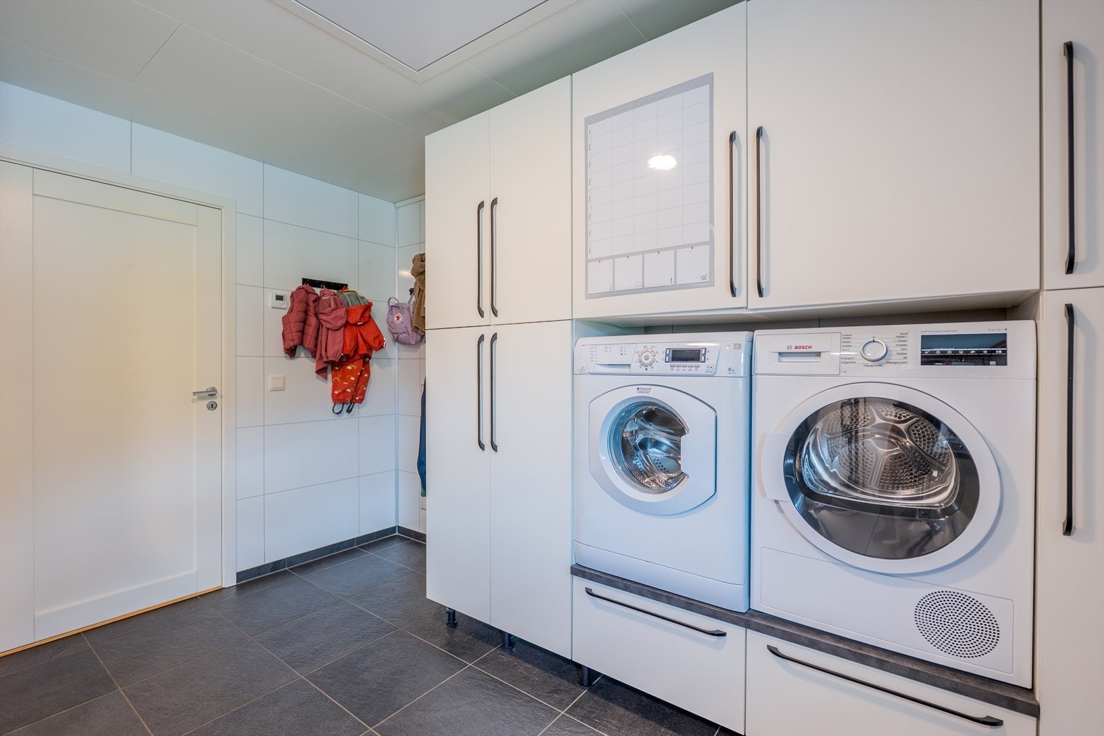 Praktisk vaskerom med god garderobeplass Galleribilde