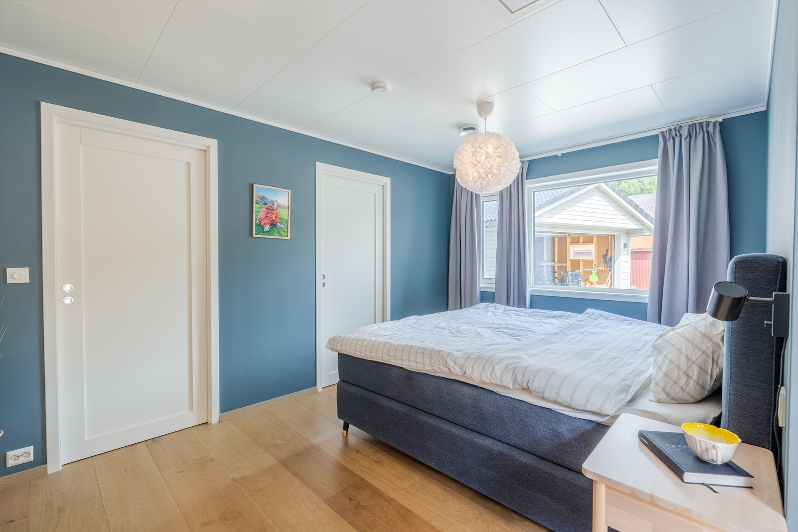 Hovedsoverom - inngang til garderoberom og bad Galleribilde