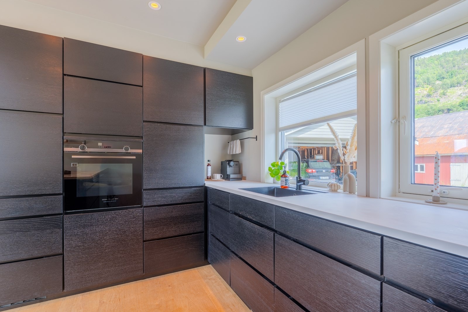 Flott kjøkken med mye skap- og benkeplass Galleribilde