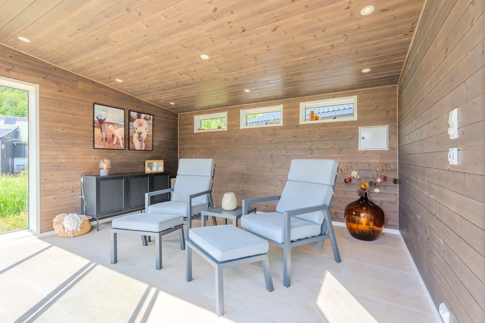 Svært kjekk utestue - isolert og varmekabler i gulv. Galleribilde