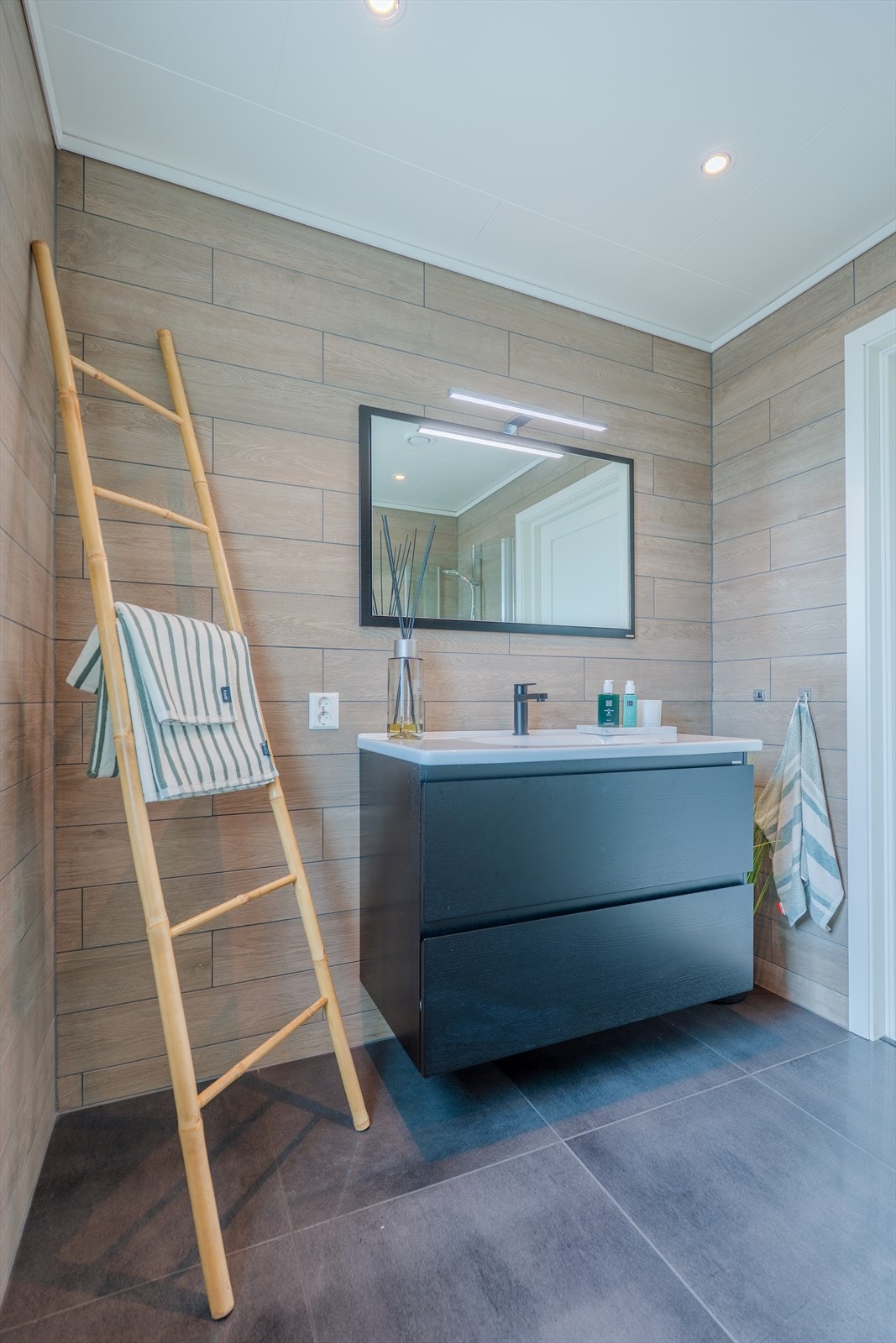 Bad nr 2 - helfliset Galleribilde