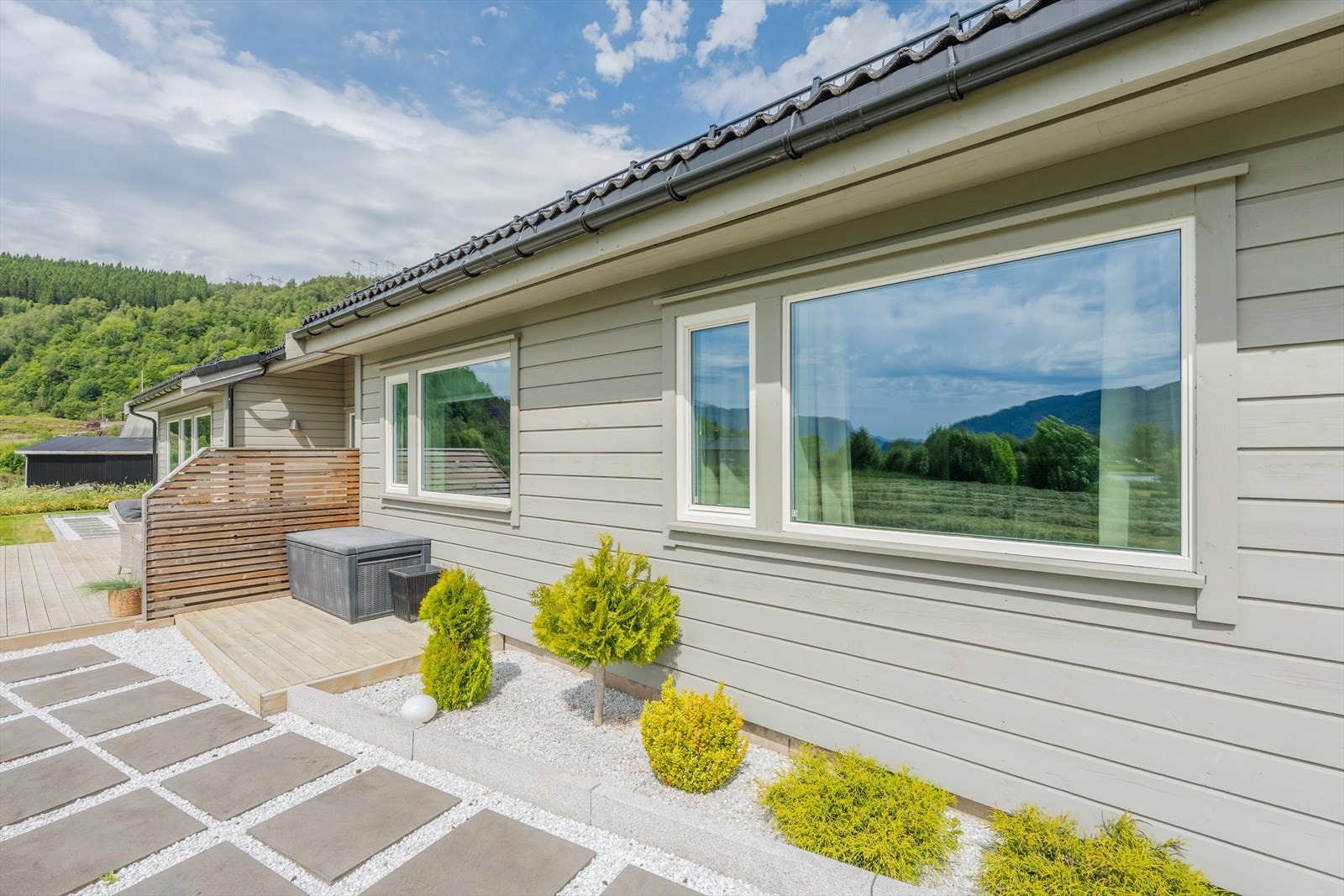 Lettstelt og pent opparbeidet uteområde Galleribilde