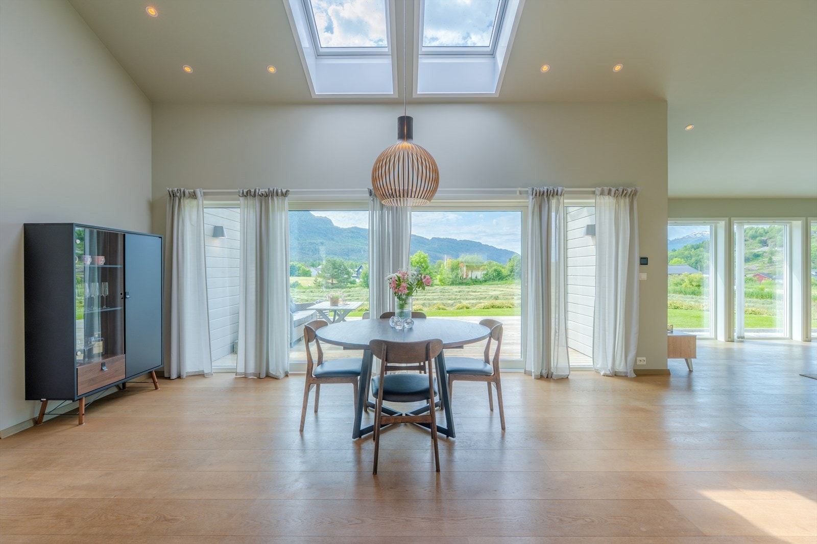 Spiseplass - skyvedør ut til terrasse Galleribilde