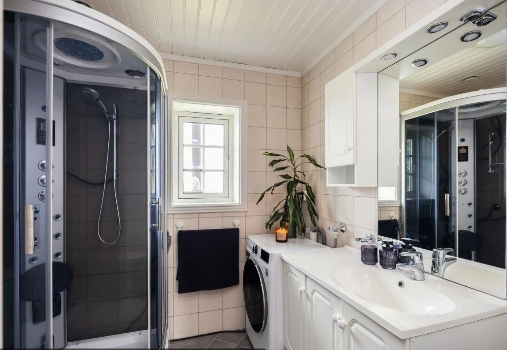 Bad med varmekabler og vaskemaskin Galleribilde