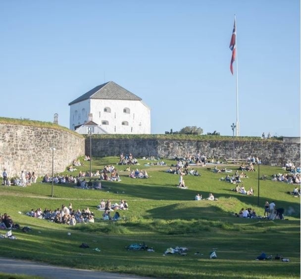 Festningen ligger rett ved med store gressplener Galleribilde