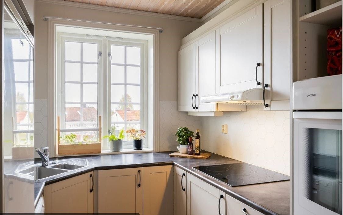 Kjøkken med alt av hvitevarer Galleribilde