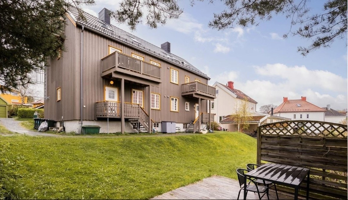 Leilighet i første etasje høyre i flott firemannsbolig. Tilgjengelig terrasse i hage. Galleribilde