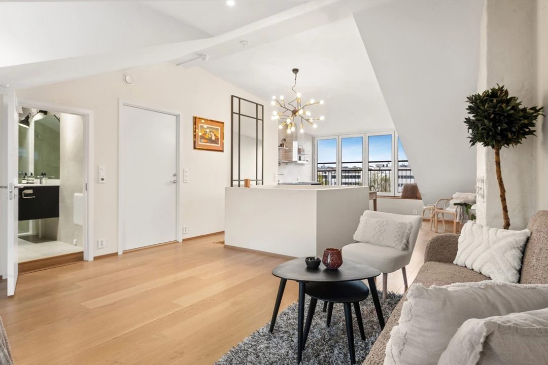 Til info er den hvite boksen i midten av rommet nå tatt bort, så det er mer plass Galleribilde