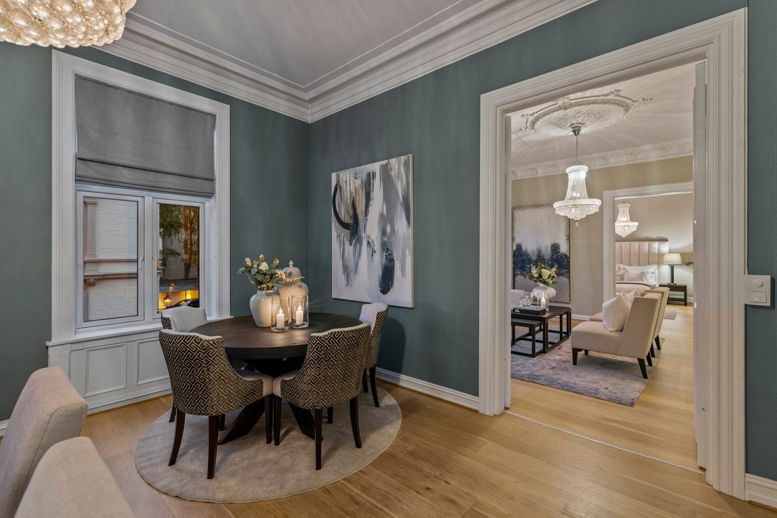 Den høye himlingen og rosetten i taket skaper en romfølelse som imponerer. Galleribilde