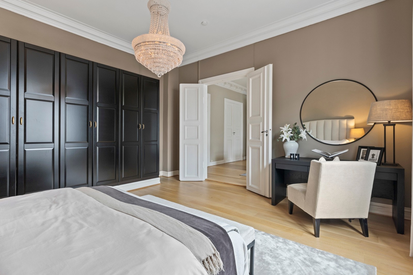 Her har du god plass til garderobe og sittegruppe, alt utført med høy kvalitet. Galleribilde