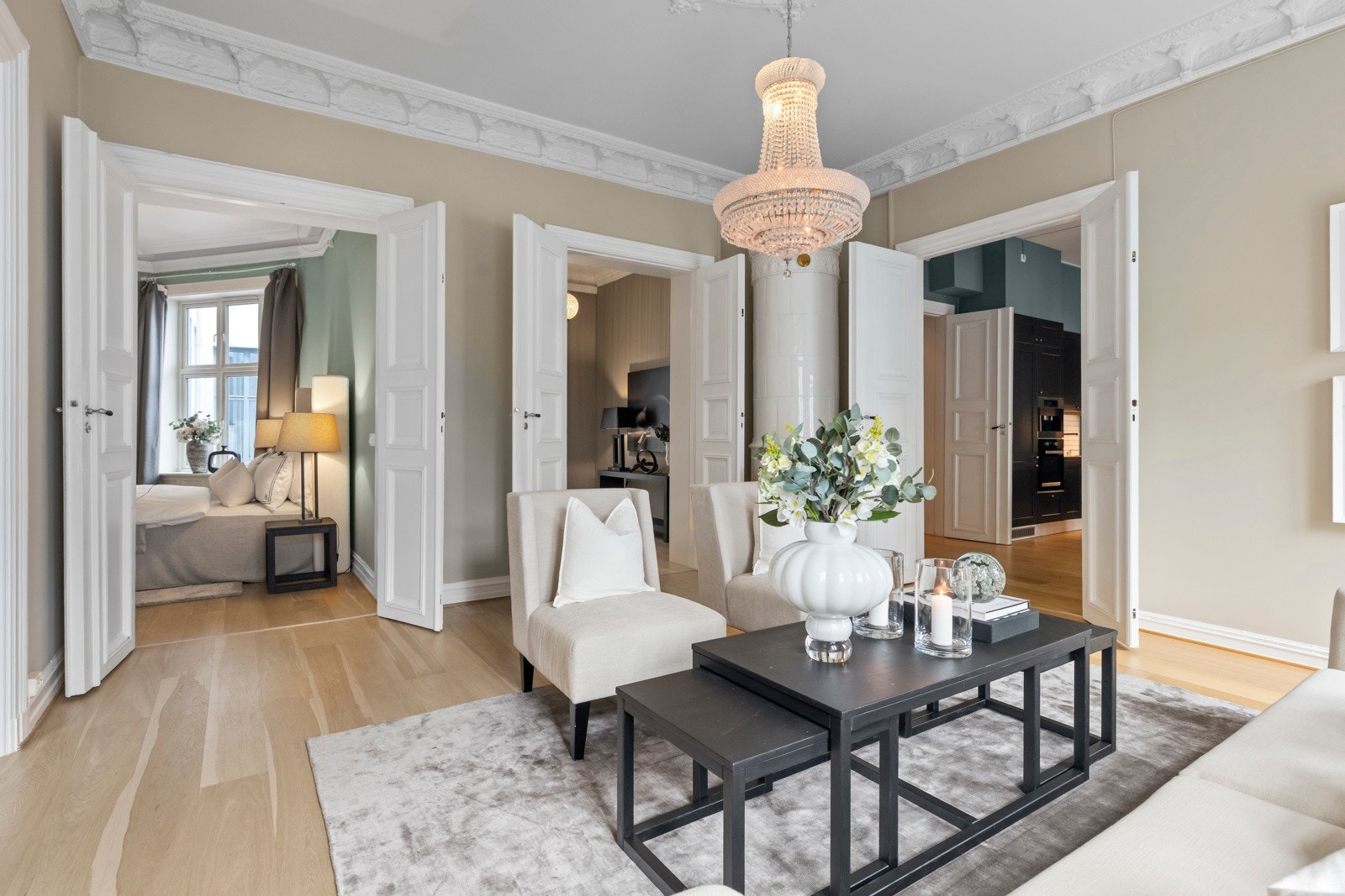 Den høye himlingen på over tre meter gir en fantastisk luftig følelse. Galleribilde