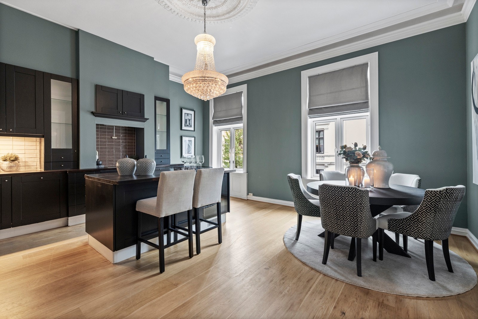 Boligen har en romslig og funksjonell planløsning med god flyt mellom oppholdsrommene. Generøs takhøyde, brede vindusflater og en tidløs fargepalett gir et luftig og elegant uttrykk. Galleribilde