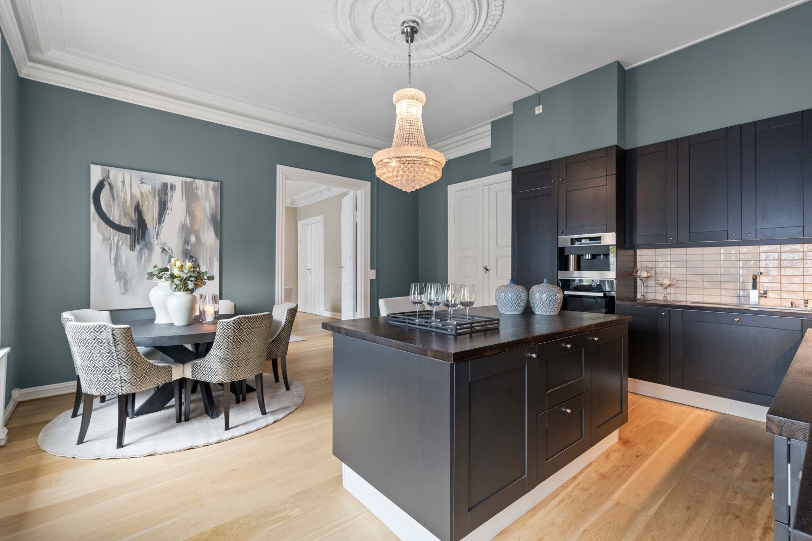 De glatte flatene og heltrebenken gir en eksklusiv, men varm atmosfære. Galleribilde