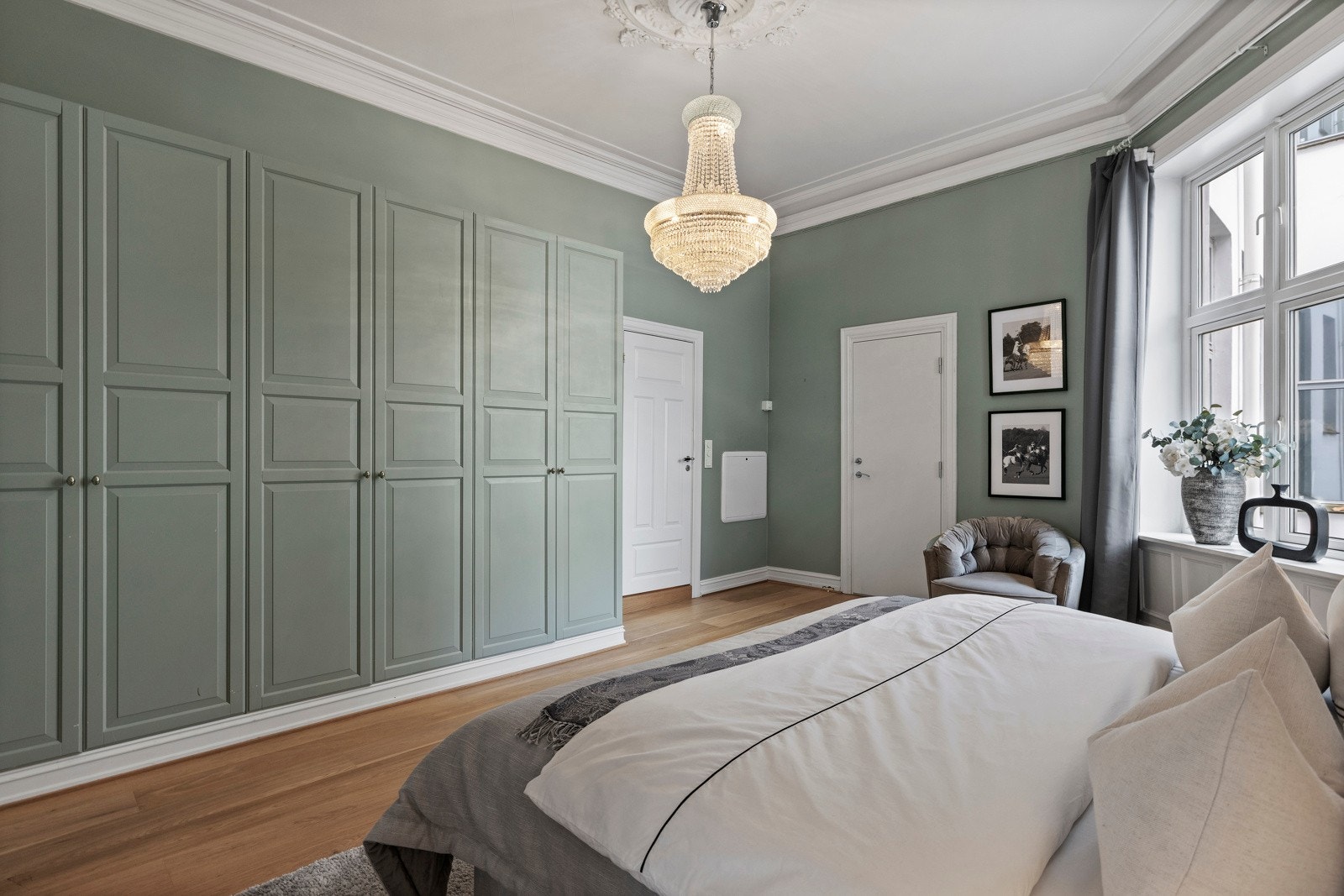 Her har du rikelig med garderobeplass og gjennomgående høy kvalitet. Galleribilde