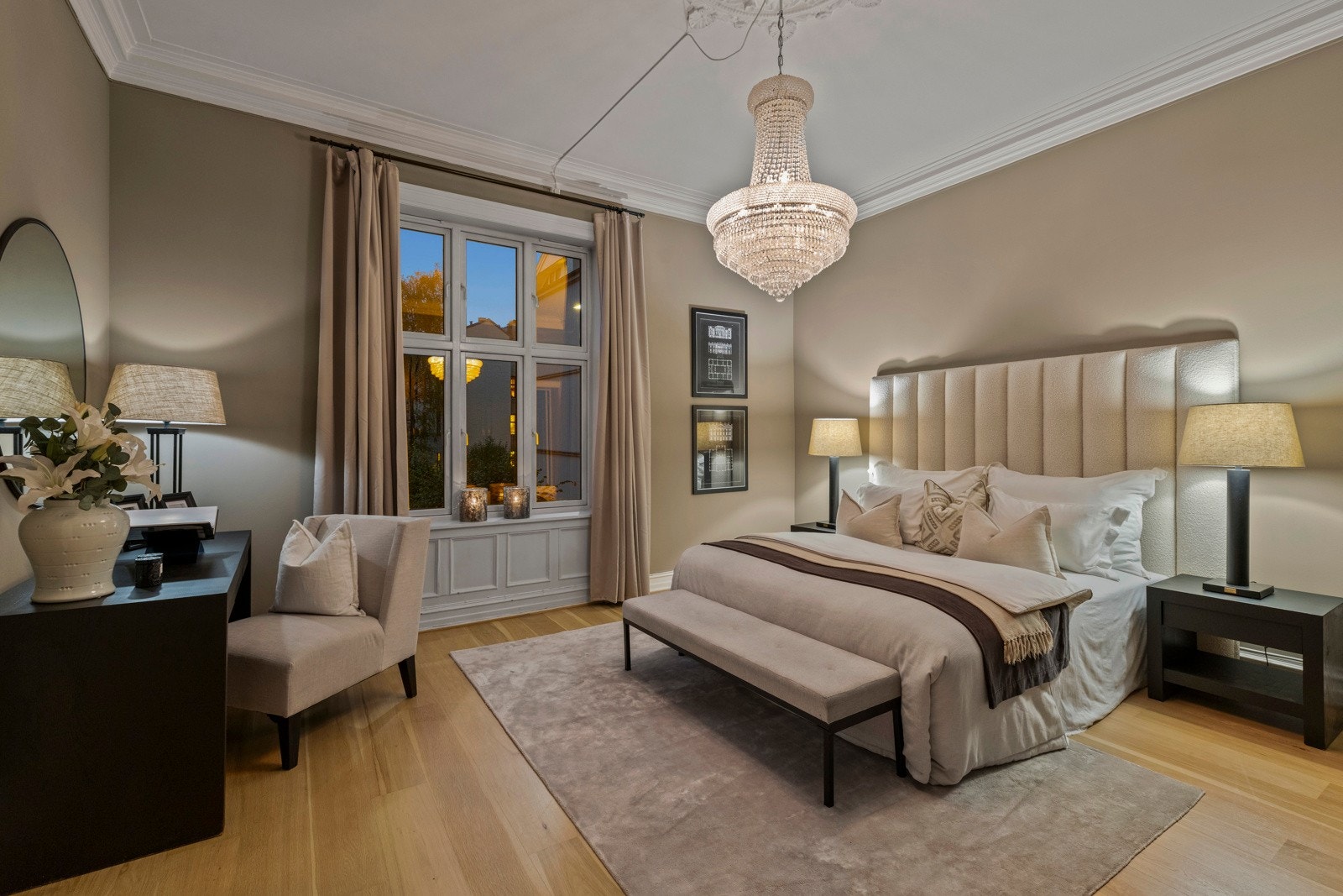 Fra hovedsoverommet har du direkte adkomst til et lekkert privat bad - en sømløs en-suiteopplevelse. Galleribilde