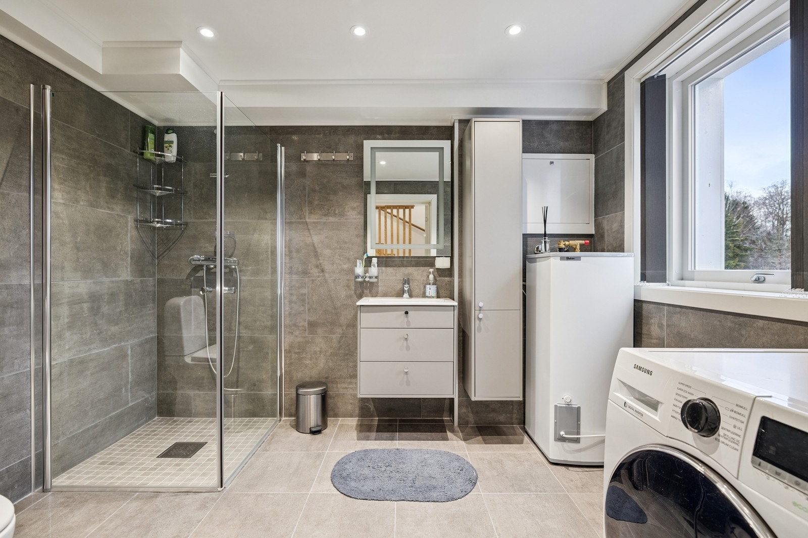 Badet i 1 etg. byr på god plass (vaskemaskinen fungerer ikke og kan byttes ved behov). Galleribilde