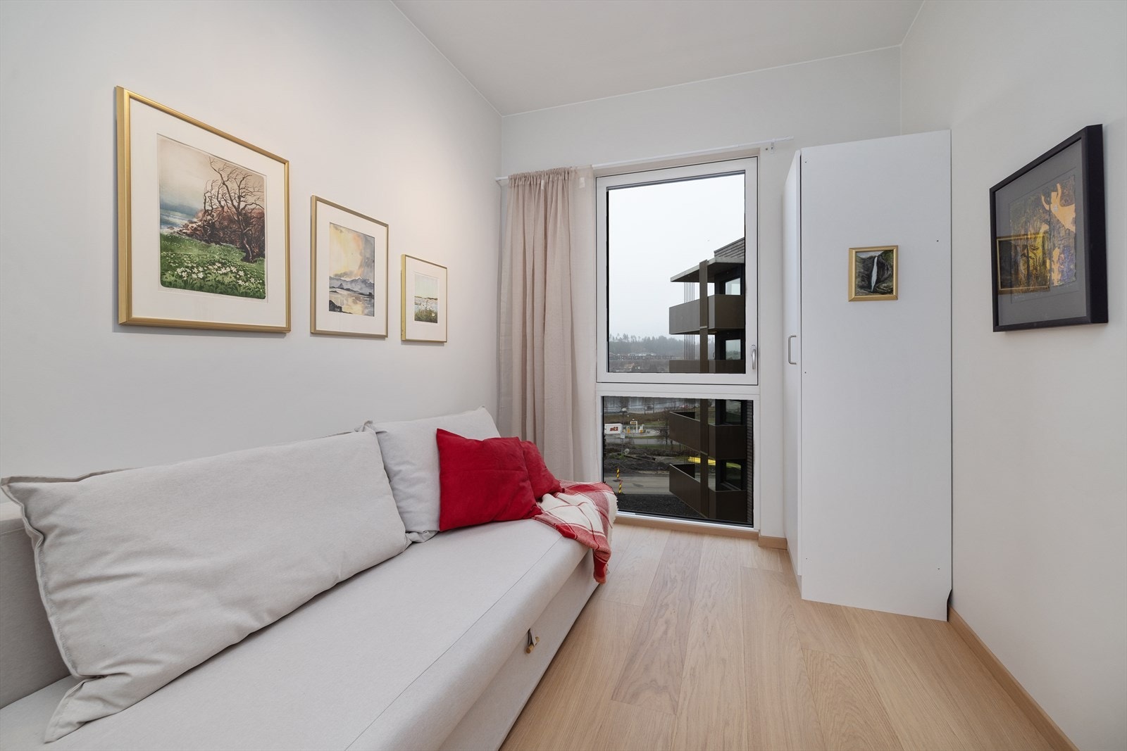 Også her er det innebygget garderobeskap for effektiv oppbevaring. Galleribilde