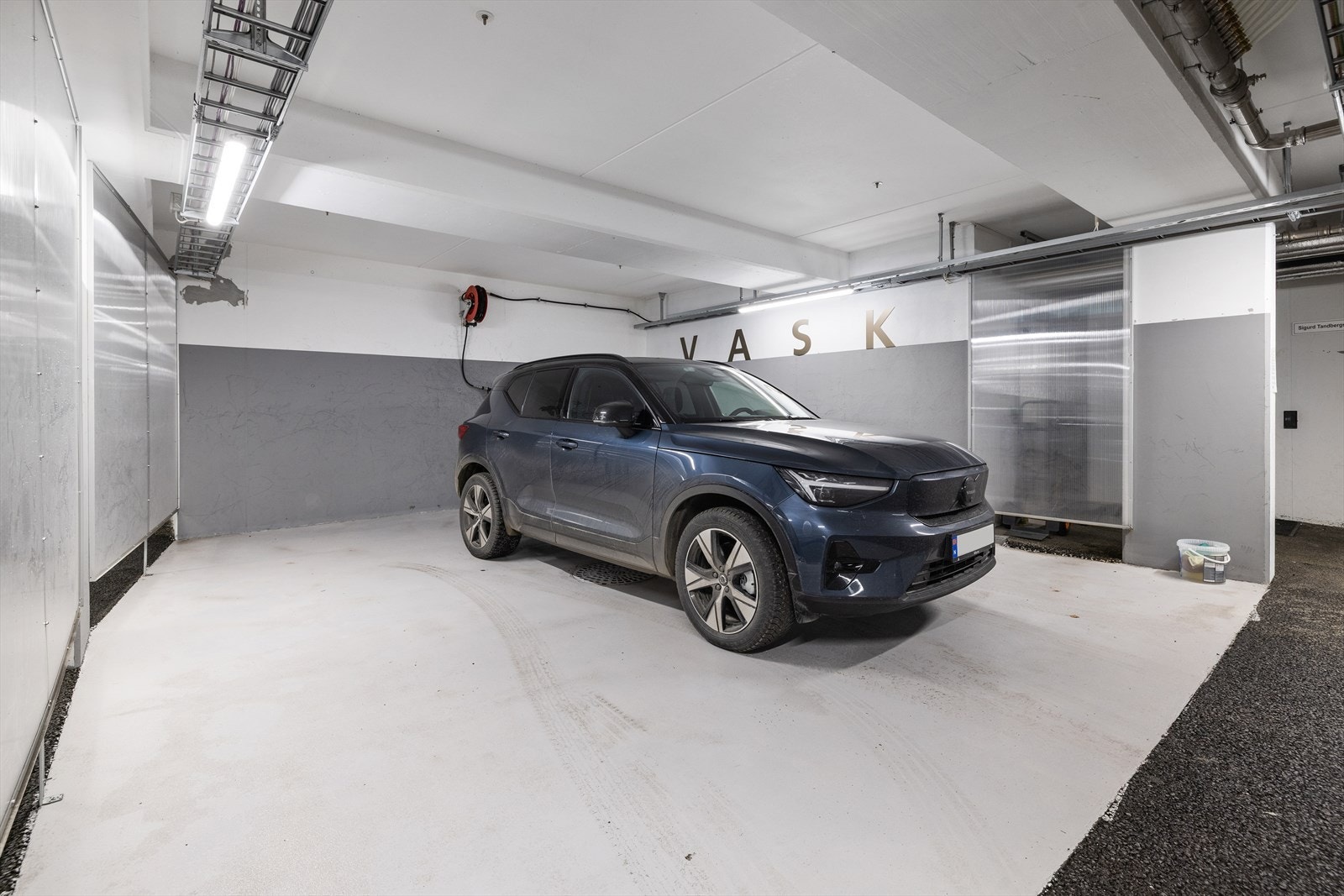 Sameiet tilbyr praktiske fellesløsninger, inkludert en egen vaskeplass for bil i garasjen. Galleribilde