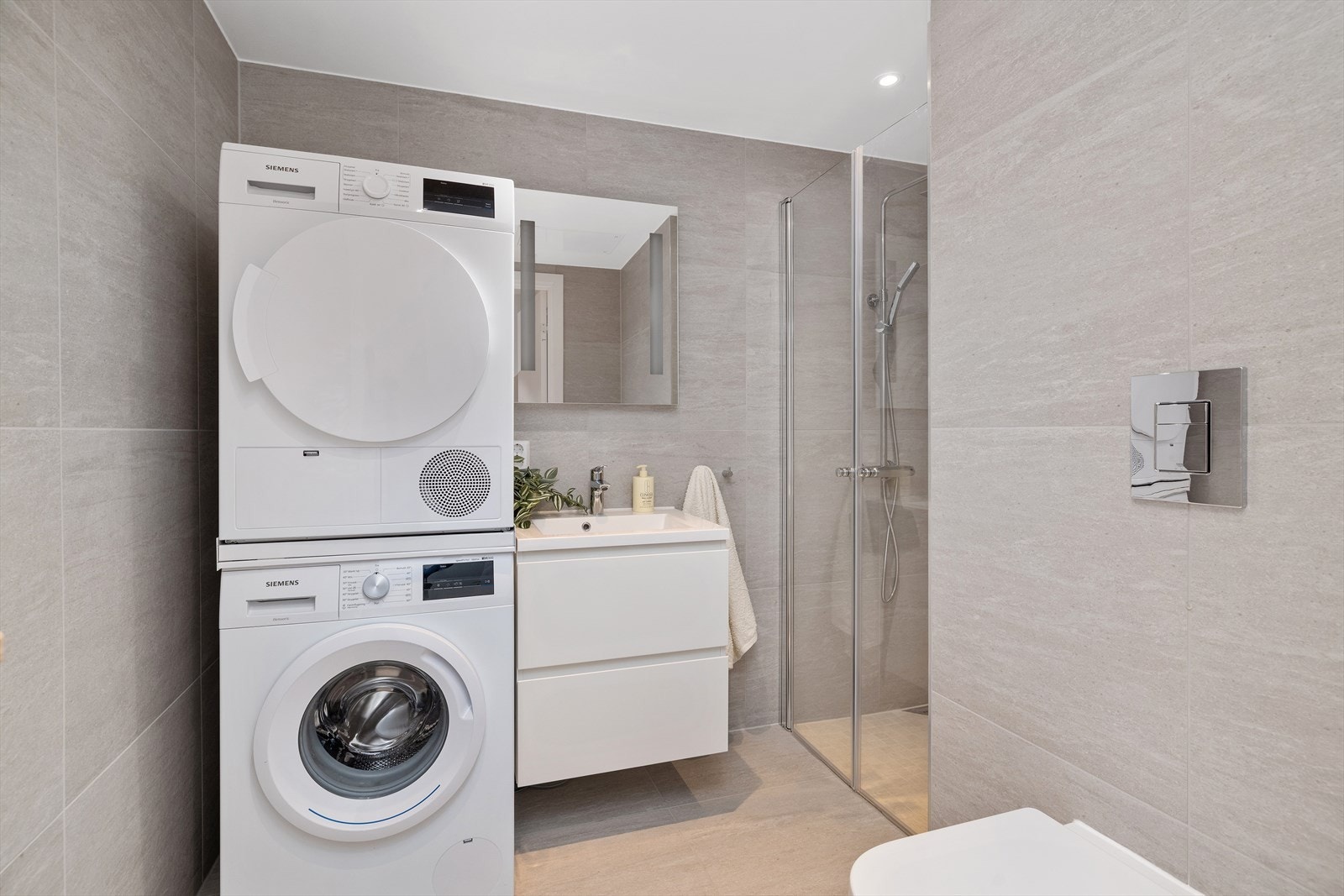 Det andre badet fungerer også som vaskerom, med opplegg for vaskesøyle og vannbåren gulvvarme. Galleribilde