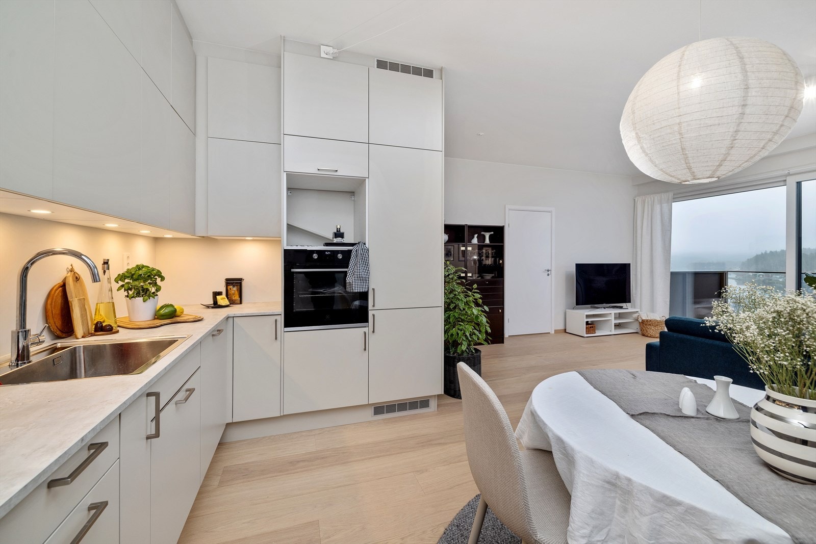 Kjøkkeninnredning fra Sigdal med integrerte hvitevarer og god skapplass. Galleribilde