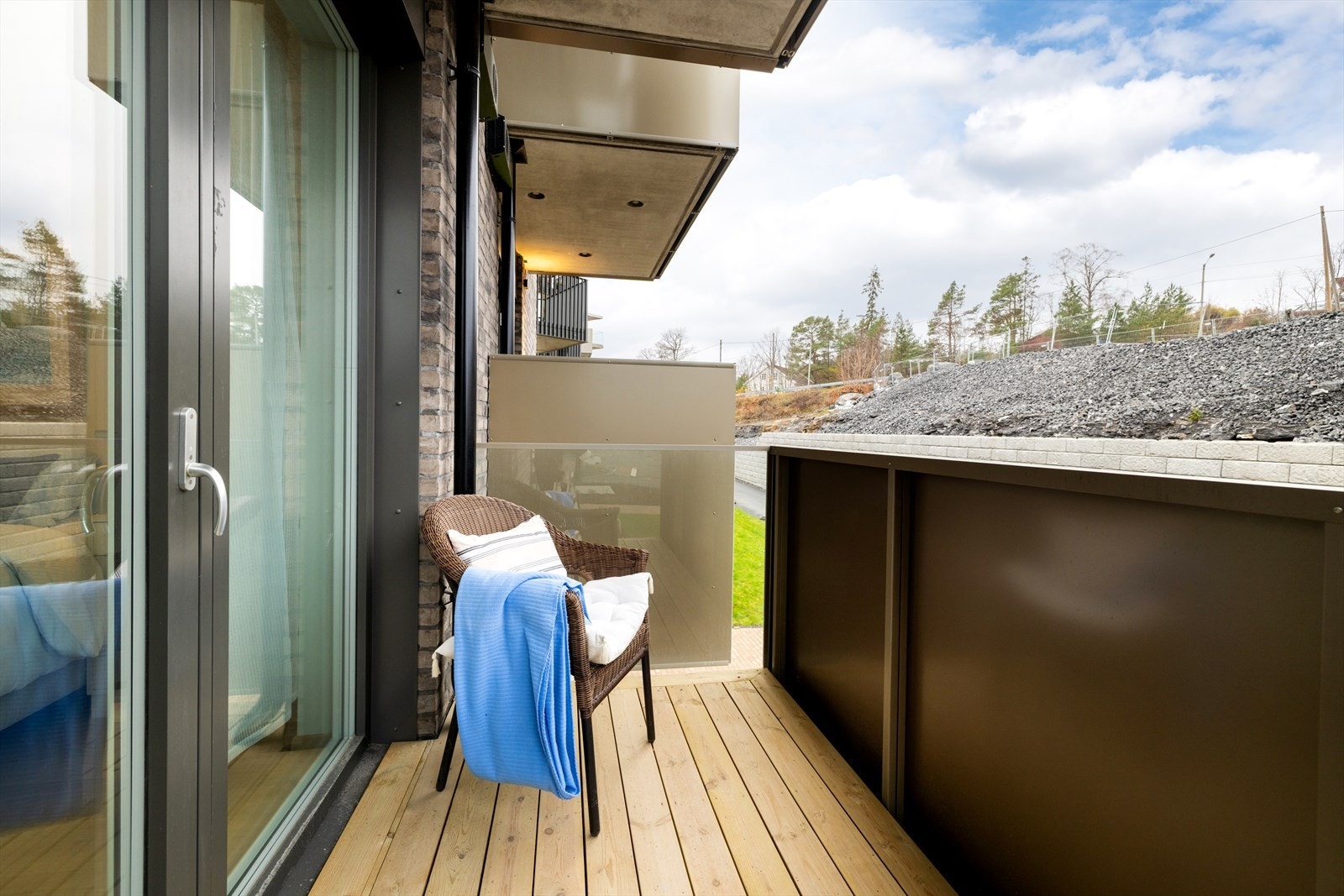 Den nordvestvendte terrassen utenfor soverommet er en privat og skjermet sone. Galleribilde