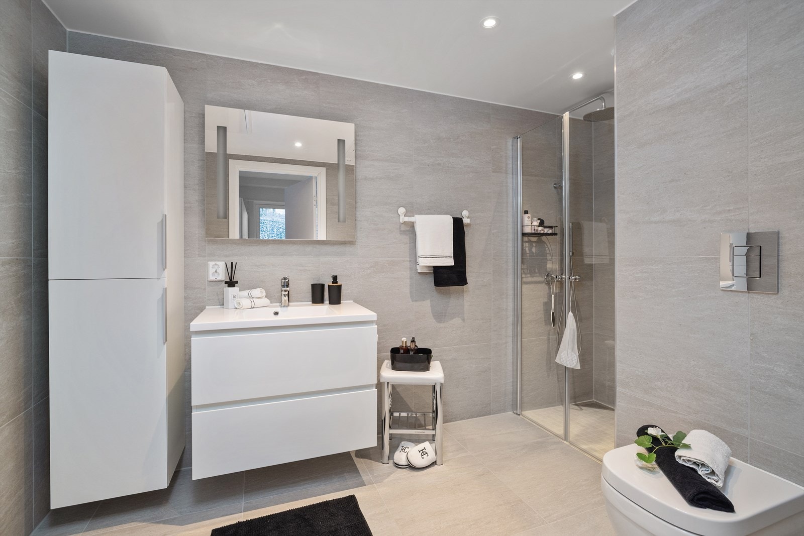 Leiligheten har to bad. Dette er utstyrt med servantinnredning, vegghengt toalett og dusjhjørne. Galleribilde