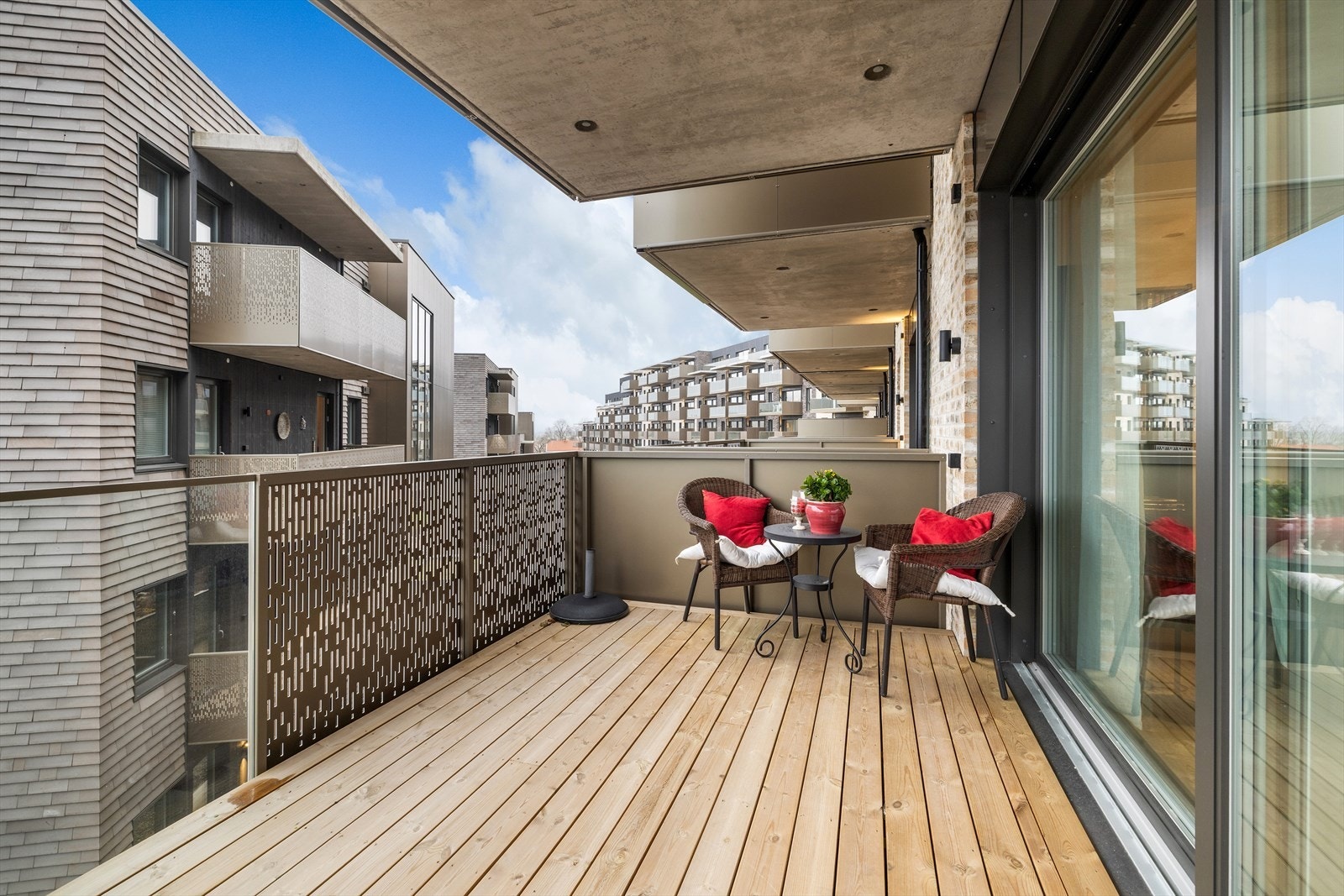 Fra stuen er det utgang til en sørøstvendt terrasse med god plass til utemøbler. Galleribilde