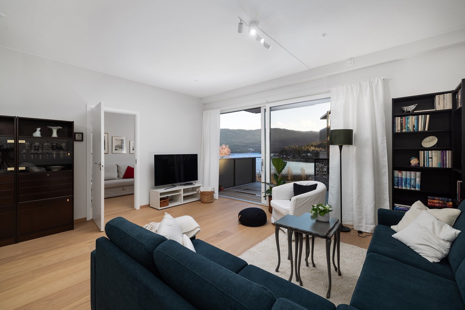 Store skyvedører i tre med 3-lags glass åpner opp mot terrassen og slipper inn rikelig med lys. Galleribilde