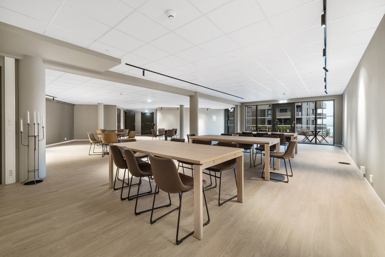 Fellesrommet er møblert med flere sittegrupper og er et flott tilskudd til sameiet. Galleribilde